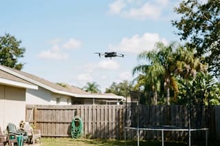¿Puede tu vecino volar un dron sobre tu patio en Florida? Lo que dice la ley sobre privacidad