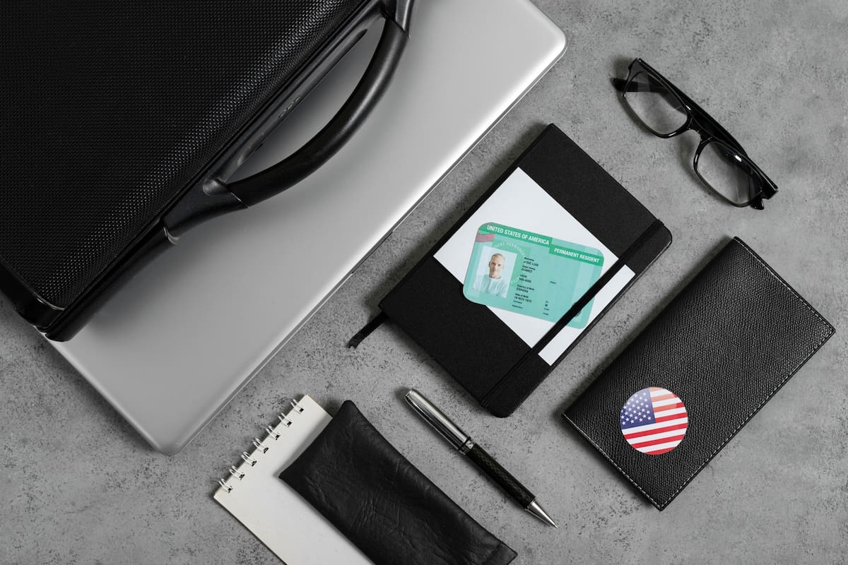 La ley de inmigración ofrece a los extranjeros diversas maneras de obtener la residencia permanente mediante el empleo en Estados Unidos