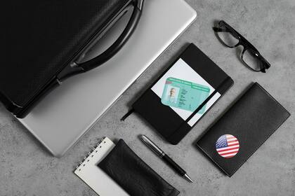 La ley de inmigración ofrece a los extranjeros diversas maneras de obtener la residencia permanente mediante el empleo en Estados Unidos