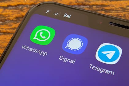 La Ley de Mercados Digitales de la Unión Europea hace posible usar WhatsApp para chatear con usuarios de otras plataformas como Signal o Telegram