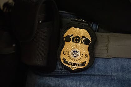 La Ley de No Vigilantes (SB 805) exige a los agentes federales sin uniforme mostrar una identificación visible que incluya su agencia y un número de placa o nombre, o ambos