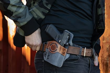 La Ley de Portación Oculta de Armas de Fuego de 2013 modificó el artículo 720 ILCS 5/24-1(a)(4) para establecer que solo se admite portar armas en transporte público si están descargadas y guardadas en un estuche o caja de transporte