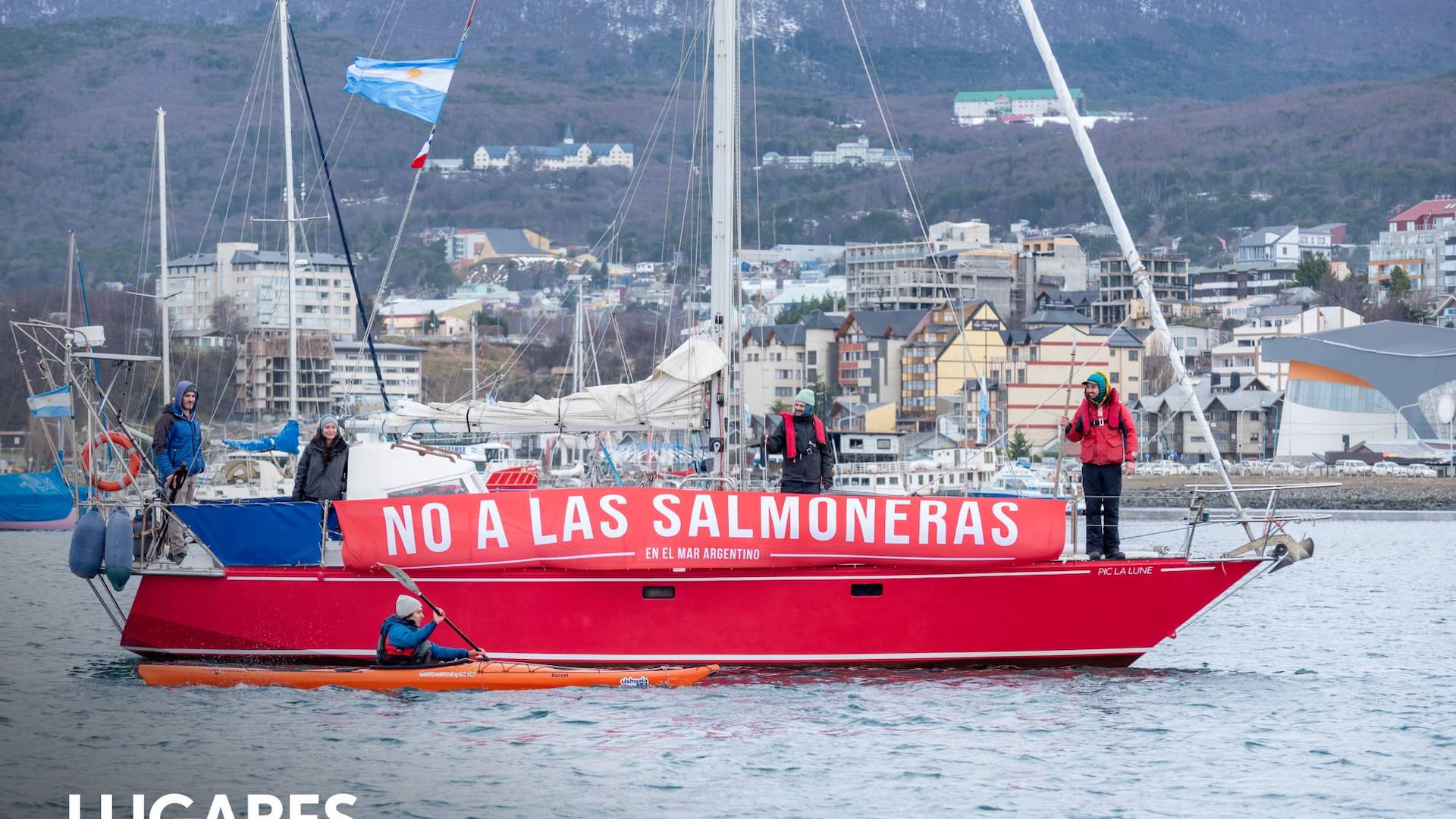 En 2018 se instaló con fuerza el posible establecimiento de salmoneras en el Beagle. La ley de prohibición de cría en Tierra del Fuego ubica a la Argentina entre los países pioneros en una decisión de gran impacto para el ambiente.