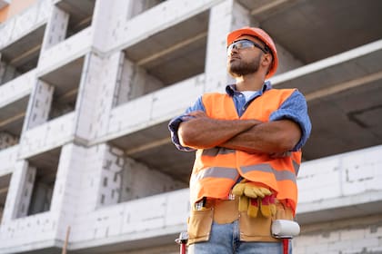 La ley establece un piso salarial de 28 dólares por hora para todos los trabajadores de la construcción involucrados en estos proyectos de viviendas