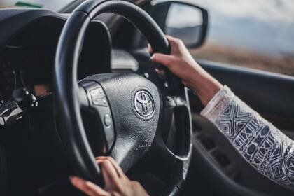 La ley estatal exige que cualquier persona que conduzca un vehículo motorizado en la vía pública tiene que tener una licencia vigente (Canva)