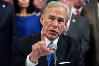La ley firmada por Greg Abbott podría no entrar en vigor si prosperan dos demandas federales