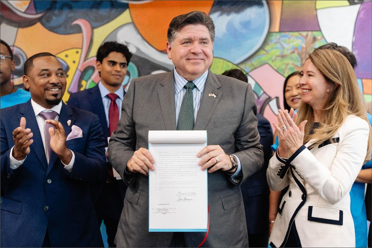 La ley firmada por JB Pritzker en Illinois aborda políticas en áreas que incluyen empleo, crédito financiero y alojamiento público