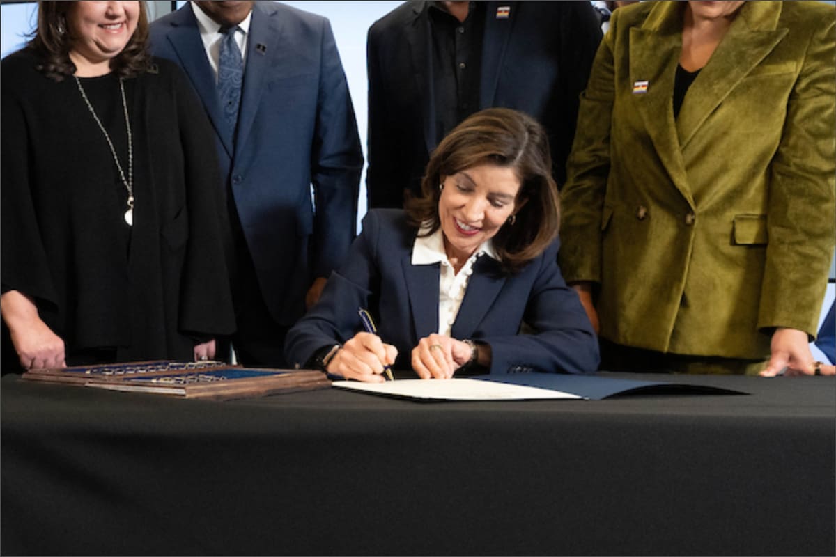 La ley firmada por Kathy Hochul en Nueva York es la primera en el país en regular el uso de la IA en la industria cinematográfica y publicitaria