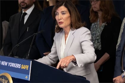 La ley firmada por Kathy Hochul integra programas de apoyo para los pacientes de Alzheimer