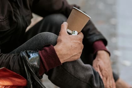 La ley HB 1365 no penaliza directamente a las personas que duermen o acampan en áreas públicas sin autorización
