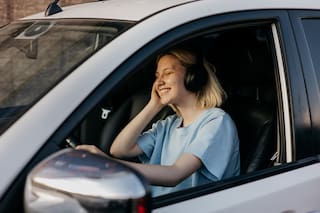 Qué dice la ley sobre el uso de auriculares mientras se maneja un auto
