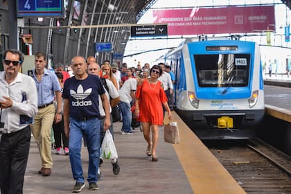 La ley ómnibus plantea la privatización total de casi cuarenta empresas estatales, entre las que están los trenes de pasajeros y de cargas