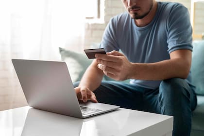 La ley prohibiría los cargos extras que se pagan comúnmente durante las compras en línea