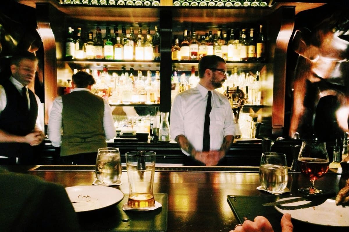 La ley que impacta en los bares de California fue aprobada por el gobernador en octubre de 2023 y entrará en vigor este año