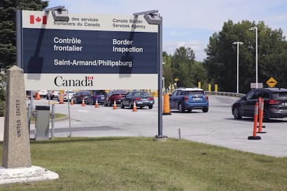 La Ley Real ID estableció estándares mínimos de seguridad para las licencias de conducir y tarjetas de identificación emitidas por los estados