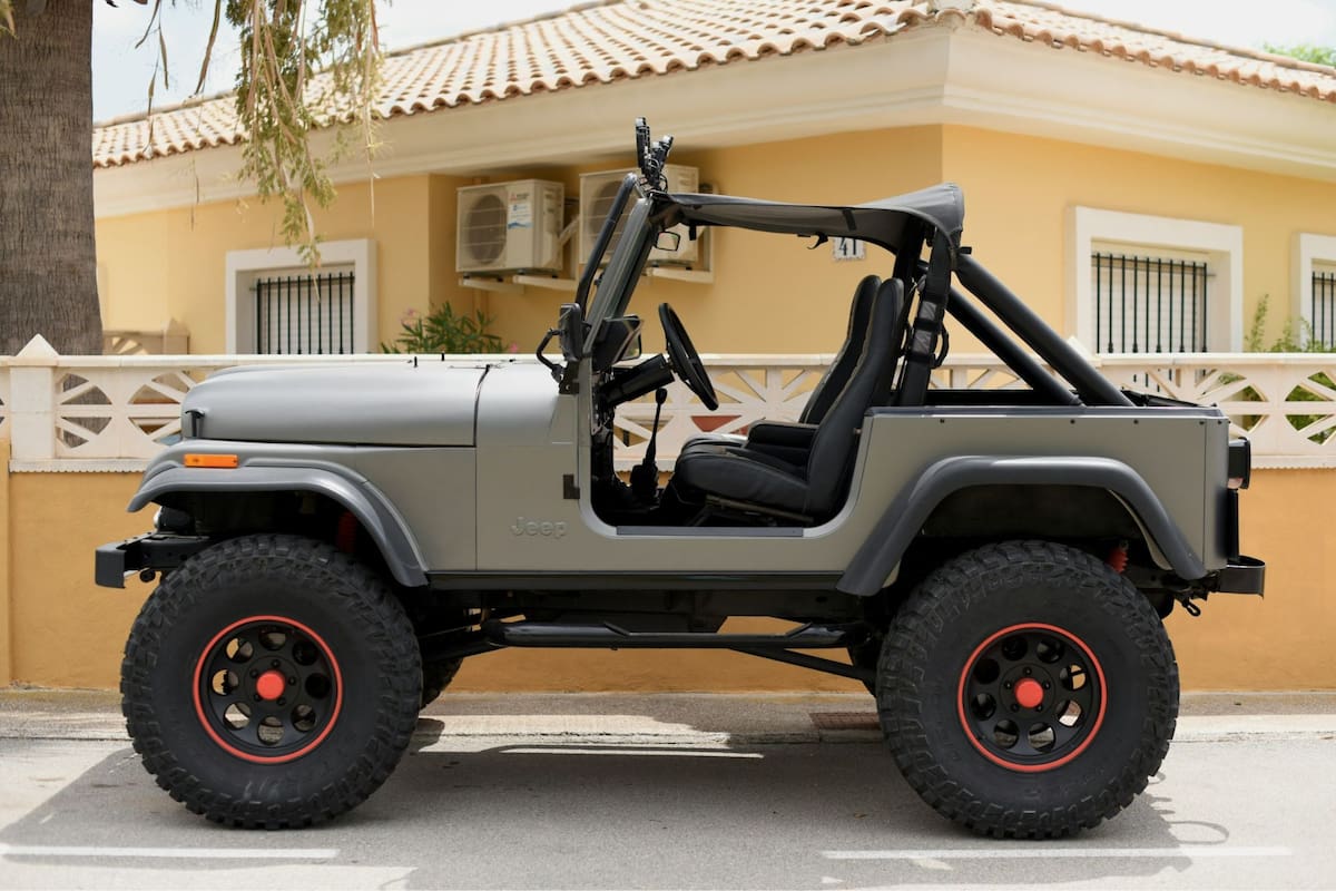 La ley SB 1567 exige el uso obligatorio de casco para menores de 18 años que viajen en vehículos todoterreno sin jaula antivuelco o sistema de retención infantil