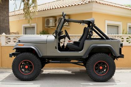 La ley SB 1567 exige el uso obligatorio de casco para menores de 18 años que viajen en vehículos todoterreno sin jaula antivuelco o sistema de retención infantil