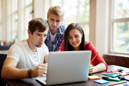 La ley SB 584 obligó a los colleges y universidades públicas a desarrollar planes para priorizar la asignación de dormitorios a estudiantes sin hogar