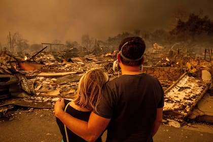 La ley se centra en la Wildland Urban Interface (WUI), áreas donde el desarrollo humano se encuentra con vegetación silvestre. El crecimiento de estas zonas incrementó la probabilidad de daños catastróficos