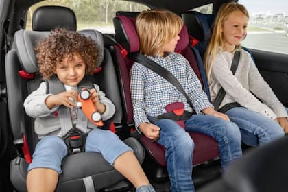 La Ley señala que todos los menores de 8 años deben estar abrochados en un sistema de retención infantil adecuado para su seguridad