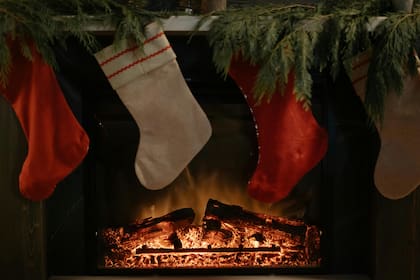 La leyenda de los calcetines navideños se relaciona a San Nicolás de Bari, un obispo cristiano (Pexels/cottonbrostudio)