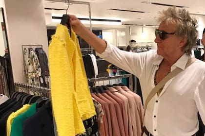 La leyenda del rock llegó a Buenos Aires; A horas de su show intimo en el Centro Costa Salguero, el cantante encontró un espacio para distraerse y comprar algo de ropa en un Shopping del barrio de Palermo