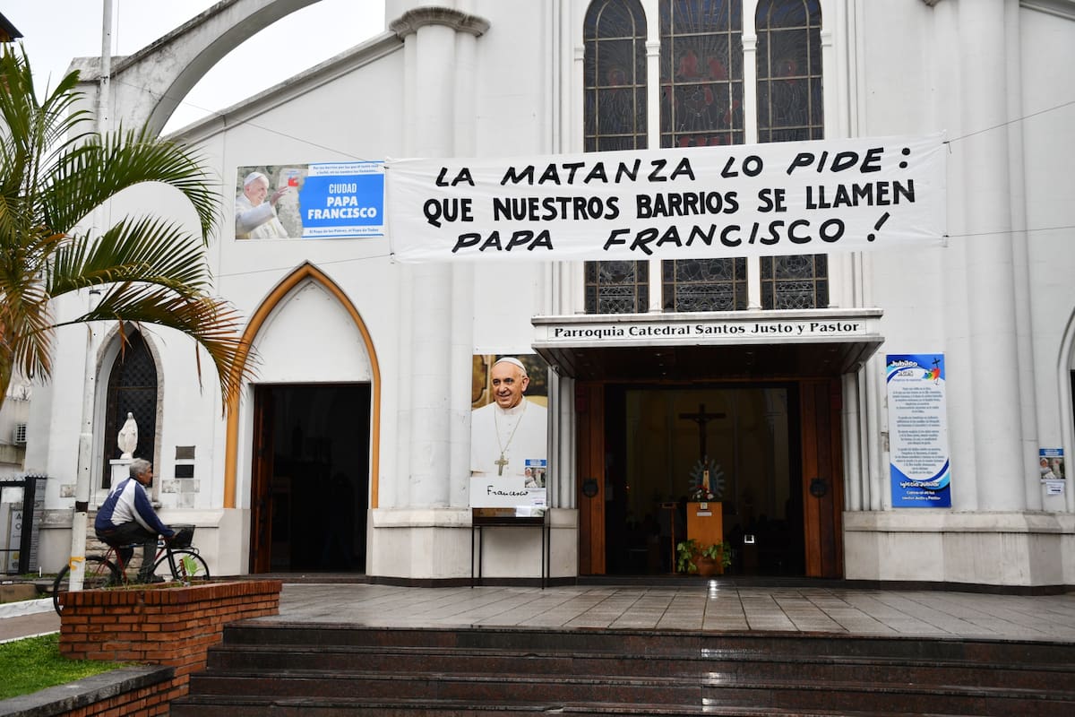 La leyenda en el frente de la parroquia Catedral Santos Justo y Pastor, en La Matanza