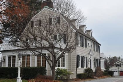 La leyenda sobre la casa y su maldición se acrecentó con el libro y la película Terror en Amityville que se realizaron a raíz del crimen de Ronald DeFeo