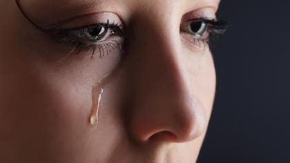 La liberación de lágrimas emocionales implica la interacción de mecanismos cognitivos, psicobiológicos y socioculturales