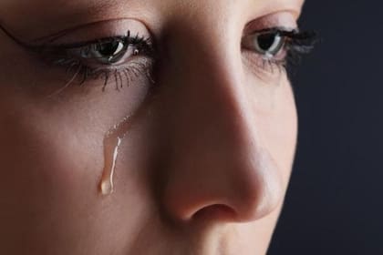 La liberación de lágrimas emocionales implica la interacción de mecanismos cognitivos, psicobiológicos y socioculturales