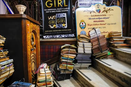 En los estantes, es el piso, en las escaleras; los libros inundan el local