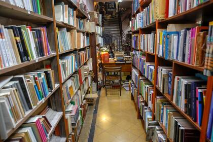 Los pasillos repletos de libros que descansan en los estantes