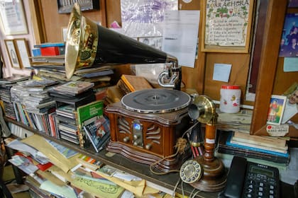 Además de libros hay muchos objetos antiguos como teléfonos y fonógrafos