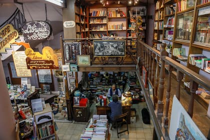 Miguel vive rodeado de libros y objetos antiguos