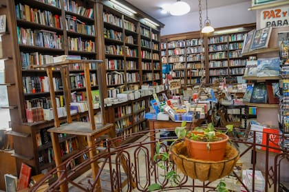 En el mismo lugar antes de la liberia había una botica que vendía medicamentos y en donde se curaron los heridos de las invasiones inglesas