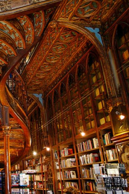La Librería Lello, en Oporto, Portugal, es considerada una de las más bellas del mundo. Se destaca por su fachada neogótica, la impresionante escalera –una obra de arte de ebanistería, que domina el centro– y el techo, pintado y moldeado en figuras que simulan madera tallada. Sus estantes repletos de libros inspiraron a J.K. Rowling, la autora de Harry Potter.