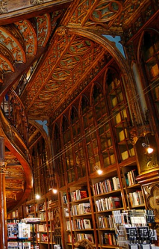 La Librería Lello, en Oporto, Portugal, es considerada una de las más bellas del mundo. Se destaca por su fachada neogótica, la impresionante escalera –una obra de arte de ebanistería, que domina el centro– y el techo, pintado y moldeado en figuras que simulan madera tallada. Sus estantes repletos de libros inspiraron a J.K. Rowling, la autora de Harry Potter.