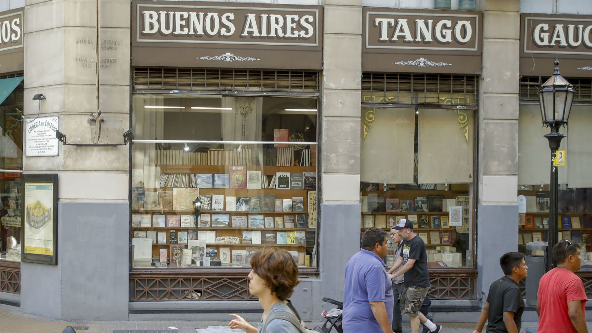 Miguel Avila, dueño de la librería