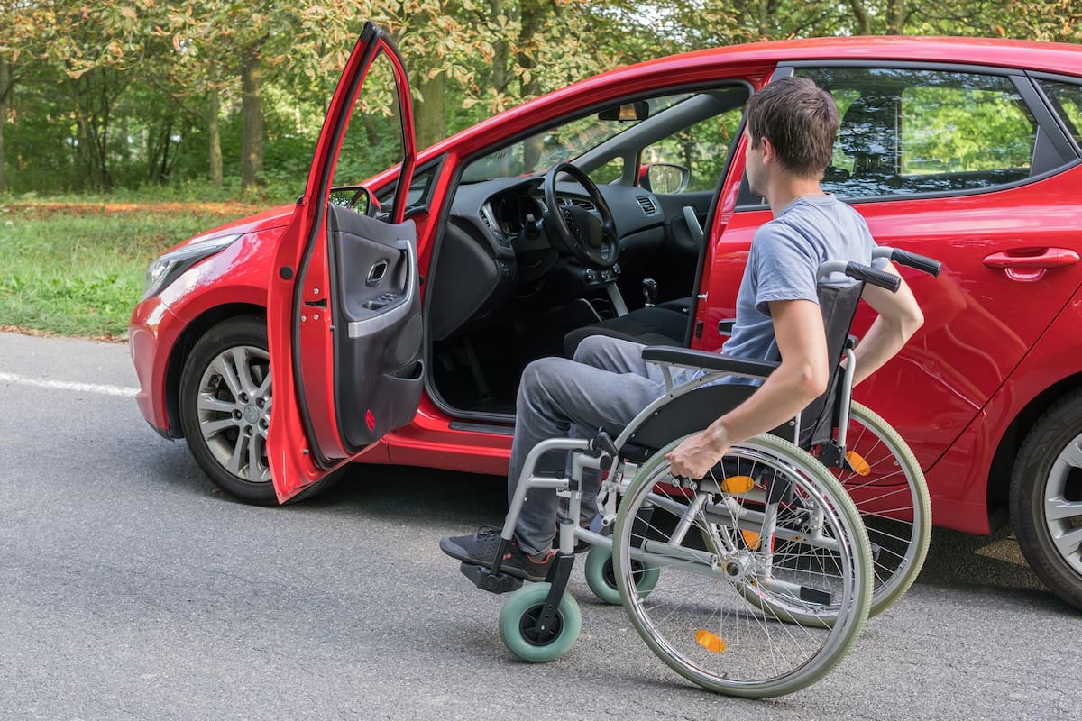 La Licencia Clase F certifica la aptitud del conductor para manejar un vehículo modificado para suplir limitaciones físicas