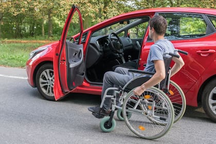 La Licencia Clase F certifica la aptitud del conductor para manejar un vehículo modificado para suplir limitaciones físicas