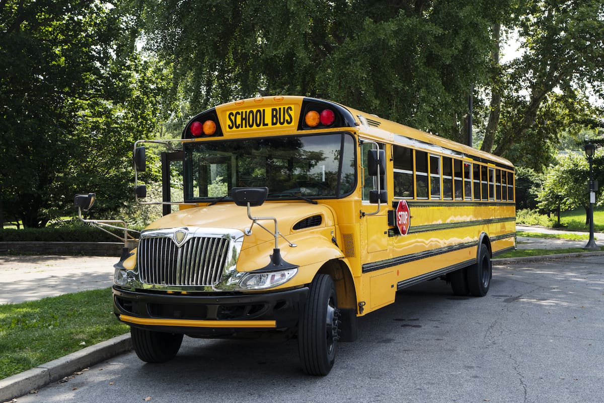 La licencia comercial con restricciones S1 y K permite conducir únicamente autobuses escolares dentro del estado de Nueva York y estará disponible hasta el 28 de noviembre de 2026.