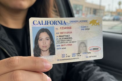La licencia de conducir contiene datos personales del titular, una fotografía y la fecha de vencimiento del documento.