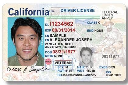 La licencia de conducir en California es una tarjeta que otorga permiso para operar un vehículo motorizado