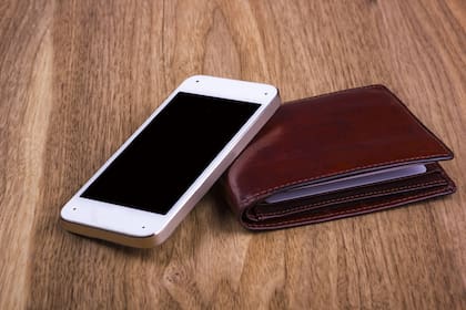 La licencia de conducir, las tarjetas de crédito y el seguro del auto son algunas de las documentaciones y recursos que podes llevar en tu teléfono móvil