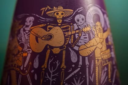 La licorera cuenta con detalles que hacen alusión al Día de Muertos