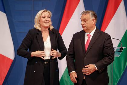 La líder de la extrema derecha de Francia, Marine Le Pen, al reunirse con el primer ministro húngaro Viktor Orban en Budapest, Hungría, el 26 de octubre de 2021.