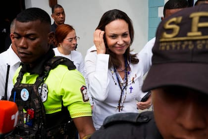 La líder de la oposición venezolana, María Corina Machado, sonríe al salir de una misa en la Basílica Nacional Santa María la Antigua en Ciudad de Panamá el 5 de julio de 2026.