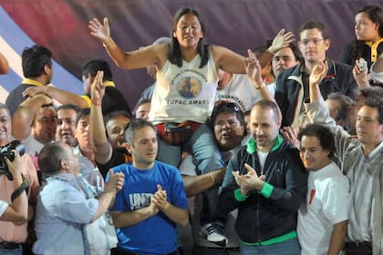 La líder de la Tupac Amaru, Milagro Sala, es alzada durante el lanzamiento del nuevo espacio kirchnerista