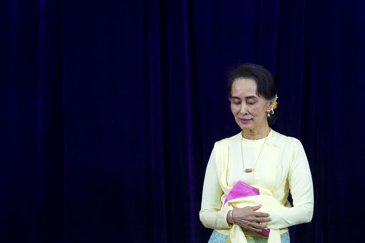 La líder de Myanmar Aung San Suu Kyi fue acusada de tener varios walkie-talkies importados de forma ilegal en su casa, lo que le permite a la policía retenerla legalmente hasta el 15 de febrero