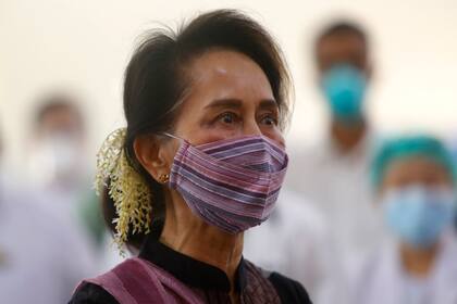 La líder de Myanmar, Aung San Suu Kyi, observa la vacunación de trabajadores sanitarios en un hospital de Naypyitaw, Myanmar, el 27 de enero de 2021. (AP Foto/Aung Shine Oo, Archivo)